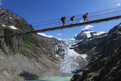 Puente de Triftbrucke, en los Alpes suizos. 