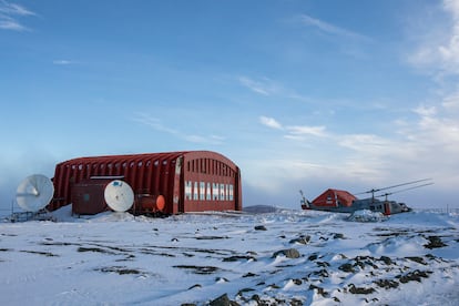 El hangar de la base argentina Marambio, en la Antártida, el 6 de octrubre de 2022.