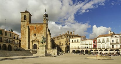 Panorámica del centro de Trujillo. La estatua ecuestre de Pizarro preside la plaza mayor.