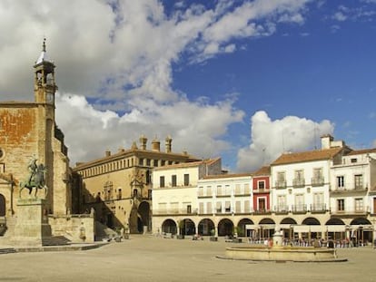 Panorámica del centro de Trujillo. La estatua ecuestre de Pizarro preside la plaza mayor.