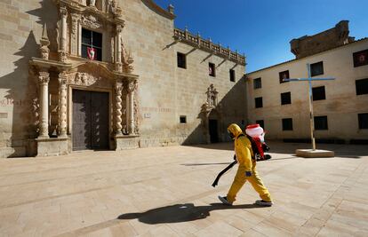 Operarios de una empresa contratada por el Ayuntamiento de Alicante desinfectan el monasterio de Santa Faz donde ha sido detectado un brote entre las monjas de clausura.
