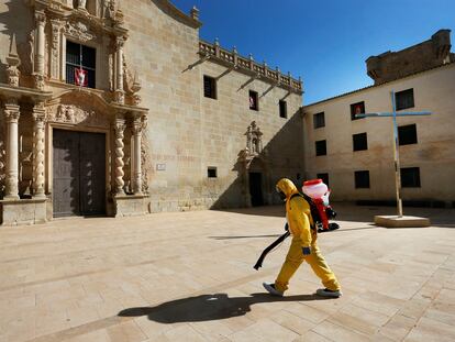 Operarios de una empresa contratada por el Ayuntamiento de Alicante desinfectan el monasterio de Santa Faz donde ha sido detectado un brote entre las monjas de clausura.