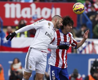 Tiago, del Atlético, y Benzema, del Real Madrid, pugnan por el balón durante una jugada del partido en el estadio Vicente Calderón.