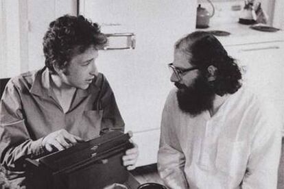 Bob Dylan, a la izquierda, y el poeta Allen Ginsberg, en Nueva York en 1964.