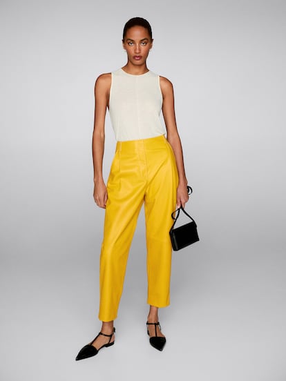 Dale un toque premium y un chute de energía a tus looks con este pantalón de napa en color amarillo de Massimo Dutti.