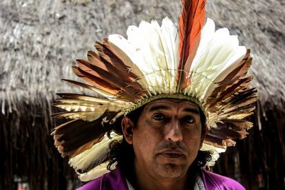 O índio amazônico Afonso Apurinã em frente à oca do Parque Lage, no Rio de Janeiro. É um dos 315.180 indígenas que vivem nas cidades brasileiras.