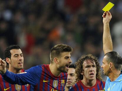 Busquets, Piqué, Xavi y Puyol protestan una decisión del árbitro Muñiz Fernández.