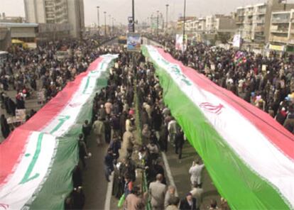 Miles de personas se reúnen en la plaza de Azadi para celebrar el aniversario de la revolución iraní.