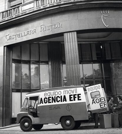 Una unidad móvil de la agencia Efe frente al hotel en 1968.