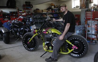 José Luis Sanchez en su taller de Balmaseda a lomos de ‘Herejía’, la moto ganadora del último Mulafest.
