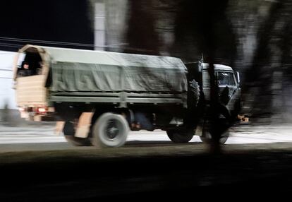 Un camión militar en una calle de Donetsk, este martes. 