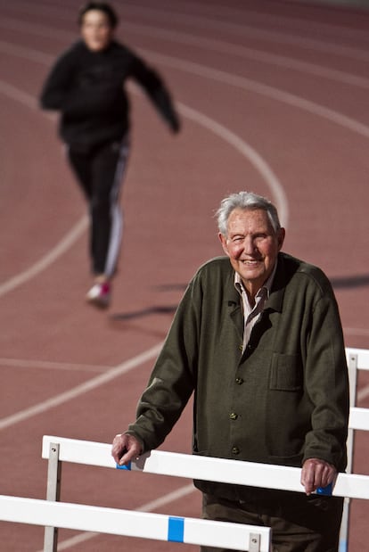 Emilio Campra, en la pista de atletismo del estadio que lleva su nombre en Almería.