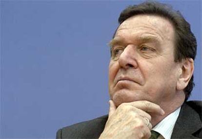 El canciller alemán, Gerhard Schröder, durante la rueda de prensa celebrada ayer en Berlín en la que anunció su renuncia a la presidencia de su partido.