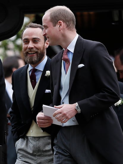 El príncipe Guillermo habla con James Middleton después de la boda de Pippa Middleton y James Matthews en la Iglesia de San Marcos, el 20 de mayo de 2017 en Englefield (Inglaterra).
