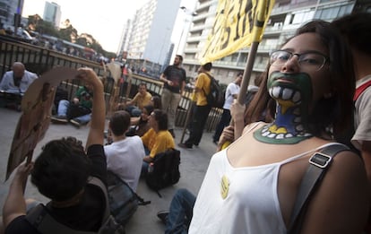 Um grupo durante um ato contra a Copa do Mundo em São Paulo.