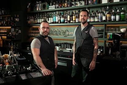 Marc Álvarez (izquierda) y Simone Caporale en la coctelería Sips de Barcelona.