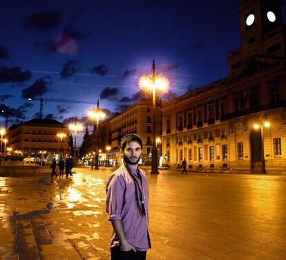Miguel Ardanuy, de 23 años, fotografiado al amanecer en la Puerta del Sol, escenario del 15-M y donde permaneció tres semanas de acampada durante las movilizaciones de 2011. El número de jóvenes entre los 15 y 24 años que no estudia o trabaja ha crecido en 4,6 puntos porcentuales en España en 2013, hasta alcanzar el 18,6%.