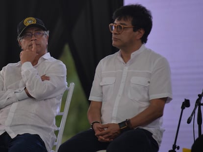 El presidente de Colombia, Gustavo Petro, y el alto comisionado de paz, Danilo Rueda, en Buenaventura, en diciembre de 2022.