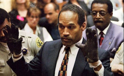 O.J. Simpson durante o julgamento pelo assassinato de sua ex-mulher e do seu parceiro, em 1995.