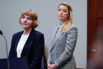 Amber Heard y su abogada Elaine Bredehoft en la última sesión del juicio.