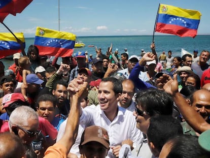 Juan Guaidó junto a sus simpatizantes, este jueves en Venezuela.