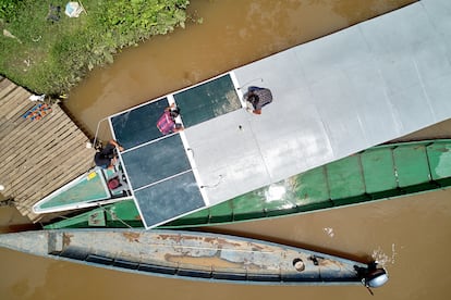 Uma equipe de técnicos indígenas instala os painéis solares no teto do novo barco, no rio Capahuari. 