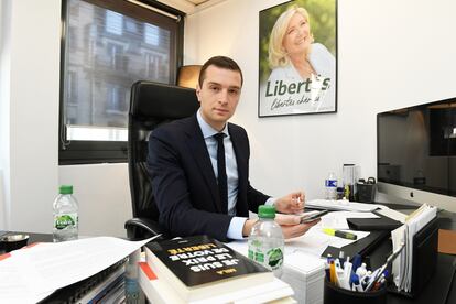 El presidente del Reagrupamiento Nacional, Jordan Bardella, en la sede de campaña de la candidata Marine Le Pen, el pasado viernes.