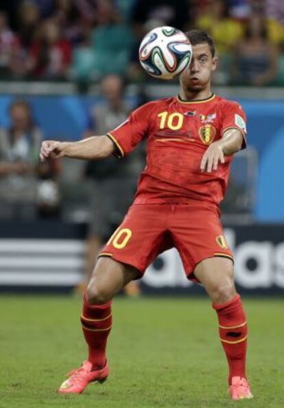 Eden Hazard controla un balón durante el Mundial.