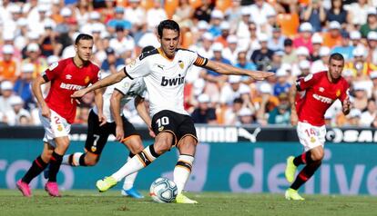 Dani Parejo marca uno de sus penaltis al Mallorca.