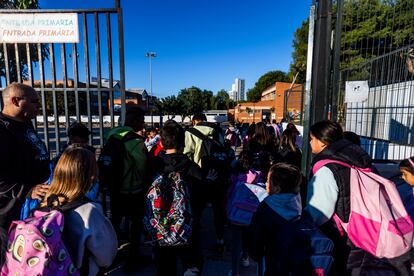 Vuelta a clase en el colegio Sant Joan Baptista en Torrent (Valencia), este lunes.