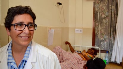 La hermana y médico Cristina Antolín visita a los enfermos del hospital de San Martín de porres en Yaundé.