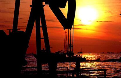 Planta extractora de petróleo durante una puesta de sol en Maracaibo.