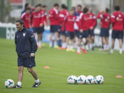 Valverde, sonriente, en un descanso del entrenamiento del Athletic.