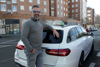 El exciclista Álvaro González de Galdeano, junto a su taxi en una calle de Vitoria.