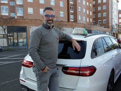 El exciclista Álvaro González de Galdeano, junto a su taxi en una calle de Vitoria.