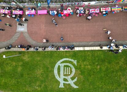 Vista aérea de uno de los pícnics organizados en Morecambe, una localidad situada en el condado de Lancashire. En el césped, el logo de Carlos III.