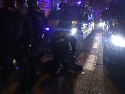 La policía reduce a uno de los manifestantes tras disolver la protesta en Ferraz, el miércoles.