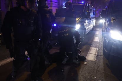 La policía reduce a uno de los manifestantes tras disolver la protesta en la calle Ferraz . 