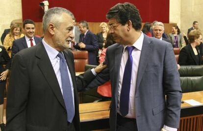 Jos&eacute; Antonio Gri&ntilde;&aacute;n (PSOE) y Diego Valderas, ayer en el Parlamento.