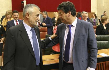 José Antonio Griñán (PSOE) y Diego Valderas, ayer en el Parlamento.