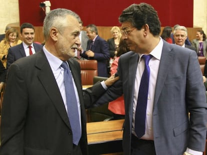 Jos&eacute; Antonio Gri&ntilde;&aacute;n (PSOE) y Diego Valderas, ayer en el Parlamento.