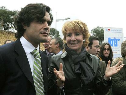 Juan José Güemes y Esperanza Aguirre, en la inauguración del hospital del Tajo, en Aranjuez.