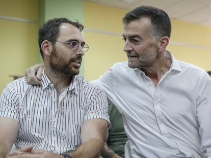 El nuevo líder andaluz de IU, Toni Valero (izq.), junto a Antonio Maíllo.