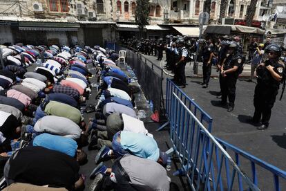 Musulmanes palestinos rezan en la Puerta de Damasco, la entrada principal a la Ciudad Vieja de Jerusalén, después de que la Policía israelí prohibiese a hombres menores de 50 años entrar en la Ciudad Vieja para los rezos del viernes.