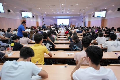 Estudiantes antes de comenzar la primera prueba de la PAU, este martes en Córdoba.