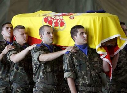 Compañeros del sargento fallecido portan el féretro en los actos fúnebres que han tenido lugar esta mañana en Colmenar