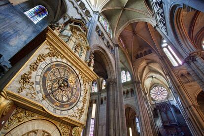 Reloj astronómico de la Catedral de Saint-Jean de Lyon, artefacto que fue construido en el siglo XIV. 