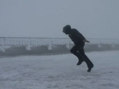 Los trabajadores del Mount Washington Observatory disfrutan saltando y dejándose arrastar