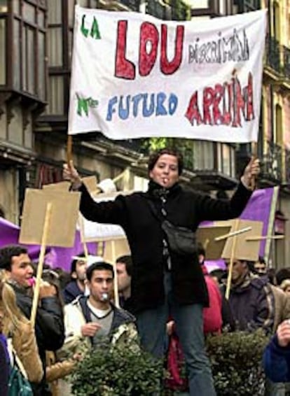 Con un ambiente festivo ha transcurrido la manifestación de Bilbao, que ha congregado a unas 3.000 personas. Los estudiantes bilbaínos, acompañados de sus profesores, esperan que el trámite del Senado incluya algunas modificaciones que la hagan más popular . (EFE)