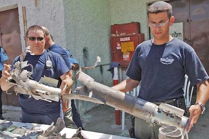 Miembros israelíes de la brigada de armas muestra restos de cohetes que fueron lanzados desde el sur de Líbano hacia Haifa, ciudad norteña costera israelí. 20 cohetes fueron lanzados el lunes 24 de julio, hacia las ciudades del norte de Israel.